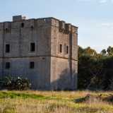...impressione data dall�ispessimento della muratura agli angoli e accentuata dal muro �a scarpa� del piano terra  